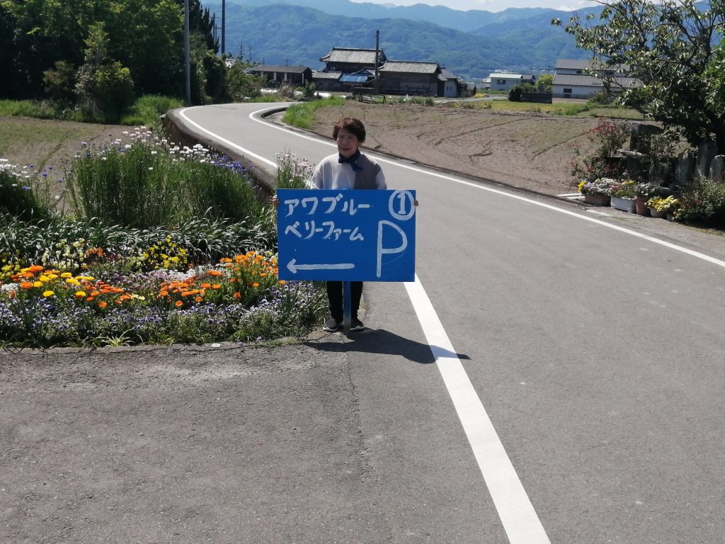 1番　かみき（神木）美容室手前黄色いおうち駐車場